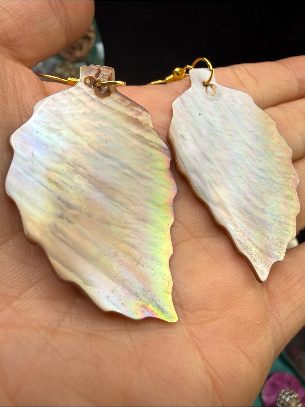 Iridescent Mother of Pearl Vintage Leaf-Shaped Dangle Drop Earrings from 70s/80s - Picture 5 of 11